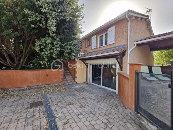 Venez découvrir cette agréable maison familiale, lumineuse, dans un environnement très calme, idéale pour une grande famille ou pour recevoir. 


À l'étage:
-Une Entrée,
-Une grande terrasse couverte avec espace repas,
-Un Balcon,
-Grand séjour chaleureux avec poêle à bois et cuisine ouverte entièrement équipée,
-2 chambres avec rangements, dont une suite parentale,
-Un bureau,
-Une Salle d'eau,
-Un WC indépendant.

Au rez-de-chaussée:
-Grande pièce de vie / salle de jeux avec baie vitrée/ espace cinéma ou 2 em salon,
-3 chambres supplémentaires,
-Un grand couloir aménagé en dressing,
-Une salle d'eau avec WC,
-Une petite buanderie,
-Une cave.

Extérieurs:
-Portail automatisé,
-Parking pour 2 véhicules,
-Jardin agréable et bien aménagé,
-Piscine sécurisée,
-jacuzzi sous terrasse couverte,
-Atelier indépendant dans le jardin,
-Espace potager derrière la maison.

La maison est dans un environnement résidentiel calme, à proximité des écoles, commerces et transports en commun. Accés rapide vers Toulouse et Colomiers.