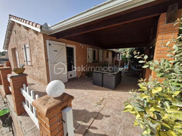 Venez découvrir cette agréable maison familiale, lumineuse, dans un environnement très calme, idéale pour une grande famille ou pour recevoir. 


À l'étage:
-Une Entrée,
-Une grande terrasse couverte avec espace repas,
-Un Balcon,
-Grand séjour chaleureux avec poêle à bois et cuisine ouverte entièrement équipée,
-2 chambres avec rangements, dont une suite parentale,
-Un bureau,
-Une Salle d'eau,
-Un WC indépendant.

Au rez-de-chaussée:
-Grande pièce de vie / salle de jeux avec baie vitrée/ espace cinéma ou 2 em salon,
-3 chambres supplémentaires,
-Un grand couloir aménagé en dressing,
-Une salle d'eau avec WC,
-Une petite buanderie,
-Une cave.

Extérieurs:
-Portail automatisé,
-Parking pour 2 véhicules,
-Jardin agréable et bien aménagé,
-Piscine sécurisée,
-jacuzzi sous terrasse couverte,
-Atelier indépendant dans le jardin,
-Espace potager derrière la maison.

La maison est dans un environnement résidentiel calme, à proximité des écoles, commerces et transports en commun. Accés rapide vers Toulouse et Colomiers.