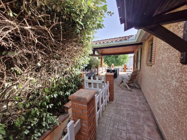Venez découvrir cette agréable maison familiale, lumineuse, dans un environnement très calme, idéale pour une grande famille ou pour recevoir. 


À l'étage:
-Une Entrée,
-Une grande terrasse couverte avec espace repas,
-Un Balcon,
-Grand séjour chaleureux avec poêle à bois et cuisine ouverte entièrement équipée,
-2 chambres avec rangements, dont une suite parentale,
-Un bureau,
-Une Salle d'eau,
-Un WC indépendant.

Au rez-de-chaussée:
-Grande pièce de vie / salle de jeux avec baie vitrée/ espace cinéma ou 2 em salon,
-3 chambres supplémentaires,
-Un grand couloir aménagé en dressing,
-Une salle d'eau avec WC,
-Une petite buanderie,
-Une cave.

Extérieurs:
-Portail automatisé,
-Parking pour 2 véhicules,
-Jardin agréable et bien aménagé,
-Piscine sécurisée,
-jacuzzi sous terrasse couverte,
-Atelier indépendant dans le jardin,
-Espace potager derrière la maison.

La maison est dans un environnement résidentiel calme, à proximité des écoles, commerces et transports en commun. Accés rapide vers Toulouse et Colomiers.