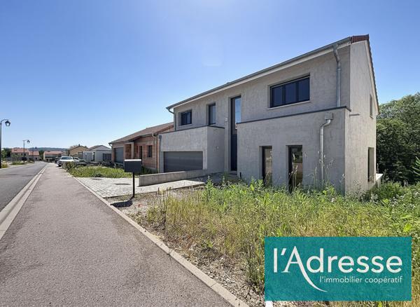 Maison contemporaine 2021 de 156 m² à Woippy