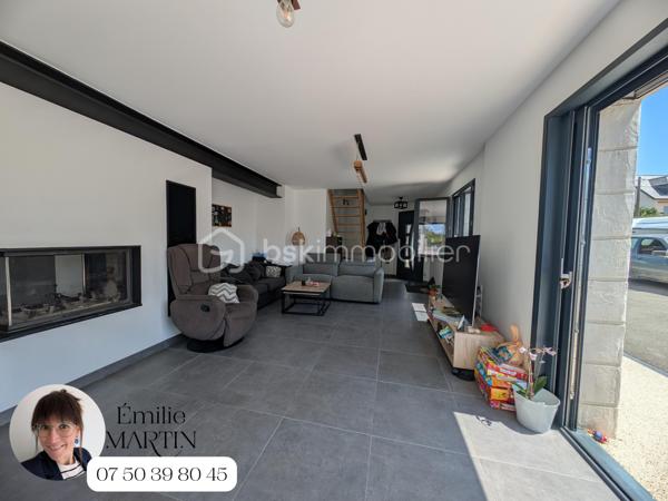 Maison familiale avec dépendance professionnelle offrant un fort potentiel

Découvrez cette maison familiale aux beaux volumes, idéale pour accueillir une famille tout en offrant de nombreuses possibilités d'aménagement.

Dès l'entrée, vous serez séduits par une spacieuse pièce de vie baignée de lumière avec sa cuisine ouverte, pensée pour des moments de convivialité. Une vaste arrière-cuisine, dont la superficie est comparable à celle d'une chambre, peut facilement être réaménagée en chambre supplémentaire selon vos besoins. Ce niveau comprend également une chambre, une salle d'eau équipée d'une double vasque ainsi qu'un WC indépendant.

À l'étage, un palier dessert trois chambres confortables, une salle de bains avec baignoire balnéo, un WC indépendant et un local technique accueillant notamment le ballon d'eau chaude.

À l'extérieur, la propriété bénéficie d'une agréable parcelle comprenant un jardin, une grande cour permettant le stationnement de plusieurs véhicules ainsi qu'une dépendance à usage professionnel. Actuellement aménagée en cuisine professionnelle avec chambre froide, celle-ci constitue une opportunité rare. Elle conviendra parfaitement à un professionnel des métiers de bouche souhaitant exercer son activité à domicile, mais peut également être transformée en logement indépendant pour un projet de location saisonnière ou de location longue durée.

Vous êtes artisan, commerçant, activité libérale ou entrepreneur et recherchez un bien permettant de concilier vie personnelle et activité professionnelle ? Vous souhaitez générer un revenu locatif afin d'optimiser votre financement ? Cette propriété répond à de nombreux projets.

Un bien aux multiples possibilités qui mérite toute votre attention. Contactez-moi dès aujourd'hui pour organiser une visite et découvrir tout son potentiel.