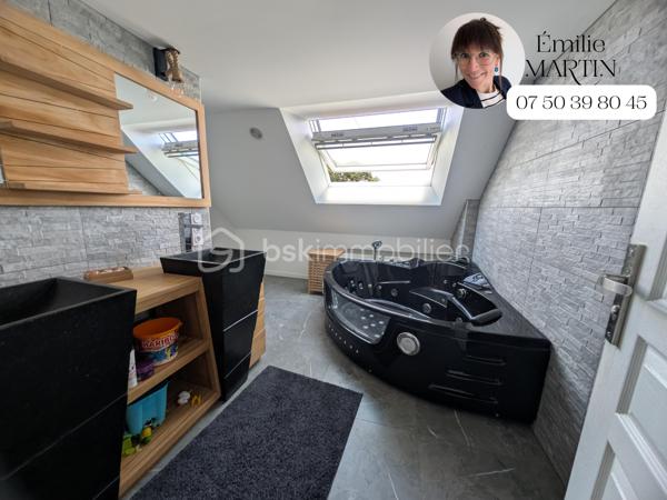 Maison familiale avec dépendance professionnelle offrant un fort potentiel

Découvrez cette maison familiale aux beaux volumes, idéale pour accueillir une famille tout en offrant de nombreuses possibilités d'aménagement.

Dès l'entrée, vous serez séduits par une spacieuse pièce de vie baignée de lumière avec sa cuisine ouverte, pensée pour des moments de convivialité. Une vaste arrière-cuisine, dont la superficie est comparable à celle d'une chambre, peut facilement être réaménagée en chambre supplémentaire selon vos besoins. Ce niveau comprend également une chambre, une salle d'eau équipée d'une double vasque ainsi qu'un WC indépendant.

À l'étage, un palier dessert trois chambres confortables, une salle de bains avec baignoire balnéo, un WC indépendant et un local technique accueillant notamment le ballon d'eau chaude.

À l'extérieur, la propriété bénéficie d'une agréable parcelle comprenant un jardin, une grande cour permettant le stationnement de plusieurs véhicules ainsi qu'une dépendance à usage professionnel. Actuellement aménagée en cuisine professionnelle avec chambre froide, celle-ci constitue une opportunité rare. Elle conviendra parfaitement à un professionnel des métiers de bouche souhaitant exercer son activité à domicile, mais peut également être transformée en logement indépendant pour un projet de location saisonnière ou de location longue durée.

Vous êtes artisan, commerçant, activité libérale ou entrepreneur et recherchez un bien permettant de concilier vie personnelle et activité professionnelle ? Vous souhaitez générer un revenu locatif afin d'optimiser votre financement ? Cette propriété répond à de nombreux projets.

Un bien aux multiples possibilités qui mérite toute votre attention. Contactez-moi dès aujourd'hui pour organiser une visite et découvrir tout son potentiel.