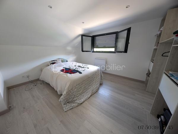 Maison familiale avec dépendance professionnelle offrant un fort potentiel

Découvrez cette maison familiale aux beaux volumes, idéale pour accueillir une famille tout en offrant de nombreuses possibilités d'aménagement.

Dès l'entrée, vous serez séduits par une spacieuse pièce de vie baignée de lumière avec sa cuisine ouverte, pensée pour des moments de convivialité. Une vaste arrière-cuisine, dont la superficie est comparable à celle d'une chambre, peut facilement être réaménagée en chambre supplémentaire selon vos besoins. Ce niveau comprend également une chambre, une salle d'eau équipée d'une double vasque ainsi qu'un WC indépendant.

À l'étage, un palier dessert trois chambres confortables, une salle de bains avec baignoire balnéo, un WC indépendant et un local technique accueillant notamment le ballon d'eau chaude.

À l'extérieur, la propriété bénéficie d'une agréable parcelle comprenant un jardin, une grande cour permettant le stationnement de plusieurs véhicules ainsi qu'une dépendance à usage professionnel. Actuellement aménagée en cuisine professionnelle avec chambre froide, celle-ci constitue une opportunité rare. Elle conviendra parfaitement à un professionnel des métiers de bouche souhaitant exercer son activité à domicile, mais peut également être transformée en logement indépendant pour un projet de location saisonnière ou de location longue durée.

Vous êtes artisan, commerçant, activité libérale ou entrepreneur et recherchez un bien permettant de concilier vie personnelle et activité professionnelle ? Vous souhaitez générer un revenu locatif afin d'optimiser votre financement ? Cette propriété répond à de nombreux projets.

Un bien aux multiples possibilités qui mérite toute votre attention. Contactez-moi dès aujourd'hui pour organiser une visite et découvrir tout son potentiel.