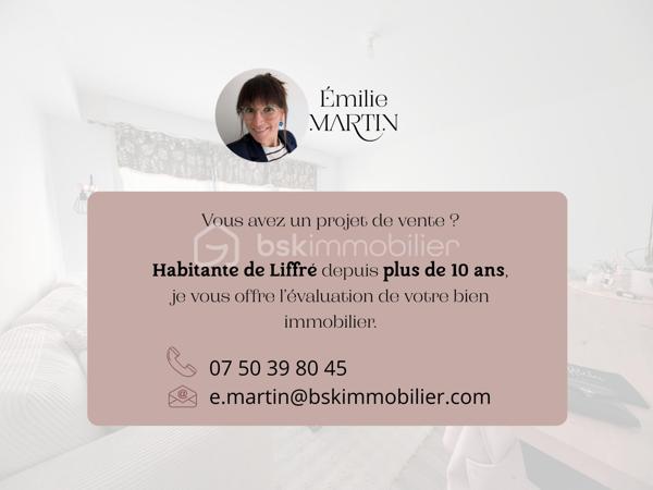 Maison familiale avec dépendance professionnelle offrant un fort potentiel

Découvrez cette maison familiale aux beaux volumes, idéale pour accueillir une famille tout en offrant de nombreuses possibilités d'aménagement.

Dès l'entrée, vous serez séduits par une spacieuse pièce de vie baignée de lumière avec sa cuisine ouverte, pensée pour des moments de convivialité. Une vaste arrière-cuisine, dont la superficie est comparable à celle d'une chambre, peut facilement être réaménagée en chambre supplémentaire selon vos besoins. Ce niveau comprend également une chambre, une salle d'eau équipée d'une double vasque ainsi qu'un WC indépendant.

À l'étage, un palier dessert trois chambres confortables, une salle de bains avec baignoire balnéo, un WC indépendant et un local technique accueillant notamment le ballon d'eau chaude.

À l'extérieur, la propriété bénéficie d'une agréable parcelle comprenant un jardin, une grande cour permettant le stationnement de plusieurs véhicules ainsi qu'une dépendance à usage professionnel. Actuellement aménagée en cuisine professionnelle avec chambre froide, celle-ci constitue une opportunité rare. Elle conviendra parfaitement à un professionnel des métiers de bouche souhaitant exercer son activité à domicile, mais peut également être transformée en logement indépendant pour un projet de location saisonnière ou de location longue durée.

Vous êtes artisan, commerçant, activité libérale ou entrepreneur et recherchez un bien permettant de concilier vie personnelle et activité professionnelle ? Vous souhaitez générer un revenu locatif afin d'optimiser votre financement ? Cette propriété répond à de nombreux projets.

Un bien aux multiples possibilités qui mérite toute votre attention. Contactez-moi dès aujourd'hui pour organiser une visite et découvrir tout son potentiel.
