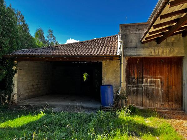 Atelier sur terrain constructible en zone urbaine, avec creation d'appartements.