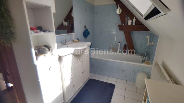 Maison 4 chambres, 3 garages, terrain.