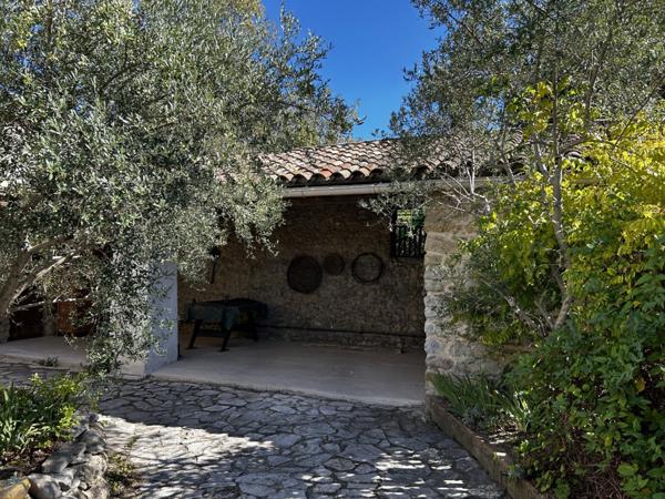 Maison en pierre rénovée sur terrain de 1099 m²