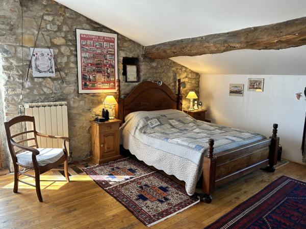 Maison en pierre rénovée sur terrain de 1099 m²