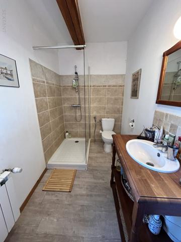 Maison en pierre rénovée sur terrain de 1099 m²