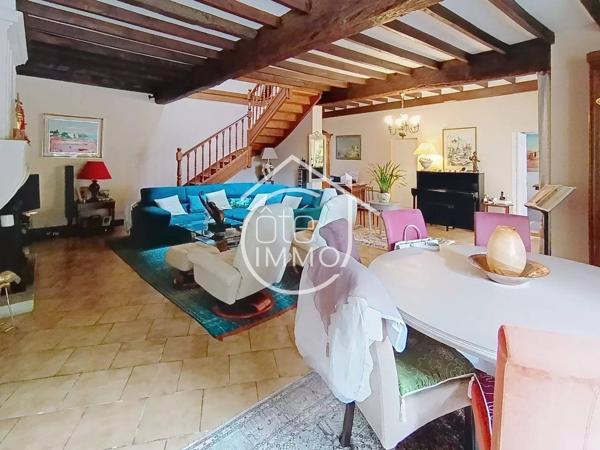 PRIGONRIEUX : Charmante propriété de 348m²  avec piscine