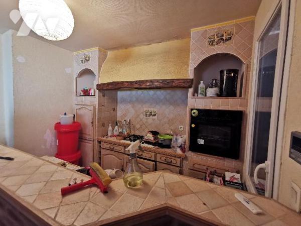 Une maison à usage de commerce et d’habitation