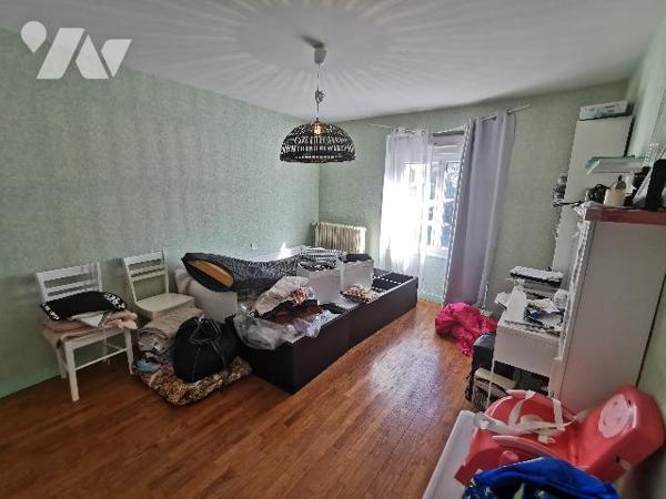 Une maison à usage de commerce et d’habitation