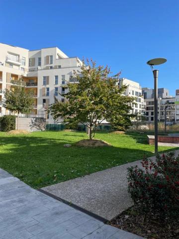 Limite Maisons Alfort ROOFTOP toit terrasse Appartement F3 de 66 m² avec 2 terrasses 32 et 18 m2 et parking sécurisé à Créteil, proche du RER D et du métro ligne 8