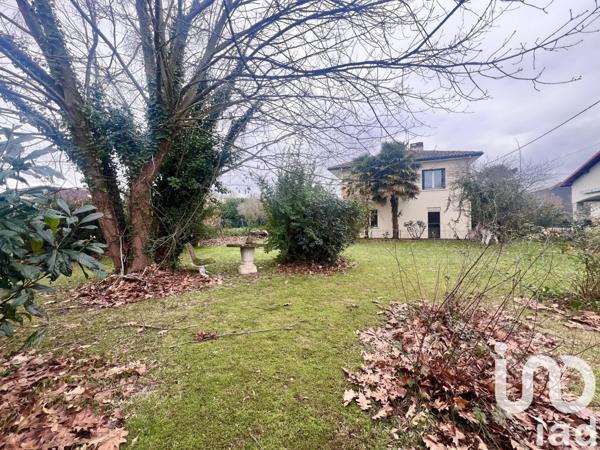 Maison traditionnelle 6 pièces de 208 m² à Vic-en-Bigorre (65500)