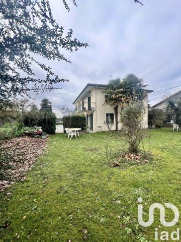 Maison traditionnelle 6 pièces de 208 m² à Vic-en-Bigorre (65500)