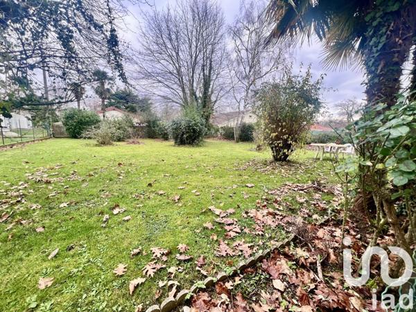 Maison traditionnelle 6 pièces de 208 m² à Vic-en-Bigorre (65500)