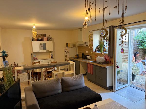 LUCON (85) COEUR DE VILLE IMMEUBLE DE RAPPORT COMPOSE DE 2 APPARTEMENTS DE TYPE T2 LOCATAIRES EN PLACE