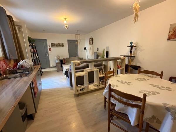 LUCON (85) COEUR DE VILLE IMMEUBLE DE RAPPORT COMPOSE DE 2 APPARTEMENTS DE TYPE T2 LOCATAIRES EN PLACE