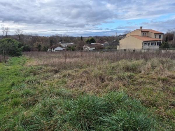 Terrain constructible de 528 m2, viabilisé, petit lotissement de 4 lots, proche Coulée Verte