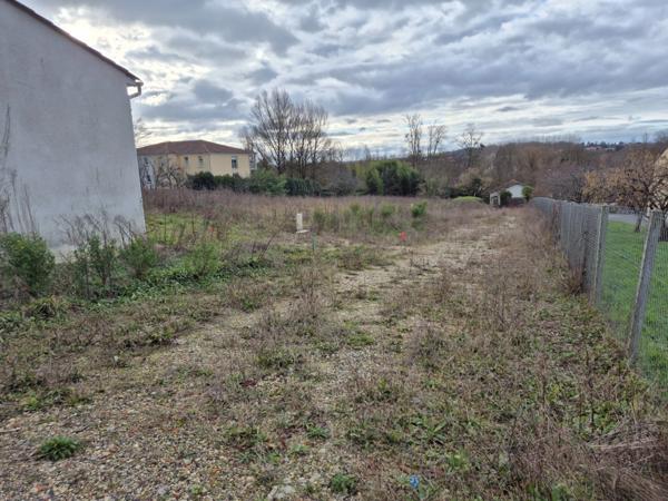 Terrain constructible de 528 m2, viabilisé, petit lotissement de 4 lots, proche Coulée Verte