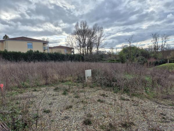 Terrain constructible de 528 m2, viabilisé, petit lotissement de 4 lots, proche Coulée Verte