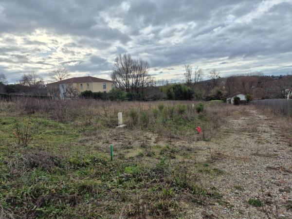 Terrain constructible de 528 m2, viabilisé, petit lotissement de 4 lots, proche Coulée Verte