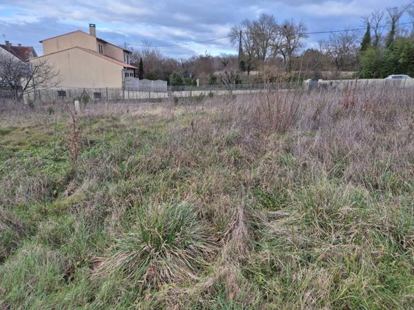 Terrain constructible de 528 m2, viabilisé, petit lotissement de 4 lots, proche Coulée Verte