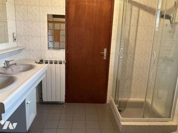 A VENDRE : Située à 20 km au sud de GOURDON (Lot - 46), maison contemporaine sur environ 3.000m...