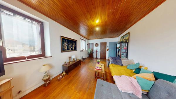 Ensemble immobilier loue avec bail en cours, appartement plus murs commerciaux.