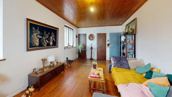 Ensemble immobilier loue avec bail en cours, appartement plus murs commerciaux.