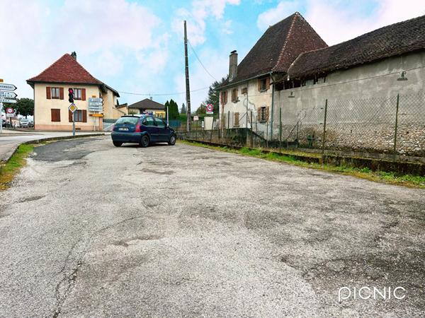 Ensemble immobilier loue avec bail en cours, appartement plus murs commerciaux.