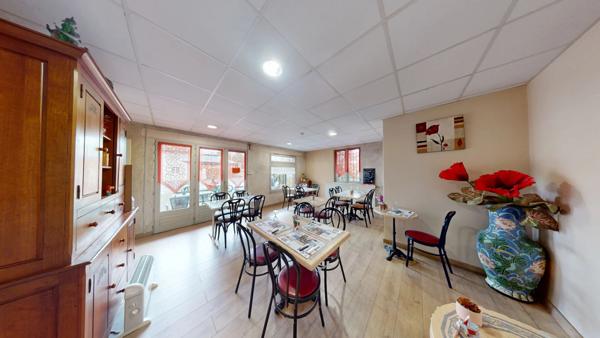 Ensemble immobilier loue avec bail en cours, appartement plus murs commerciaux.