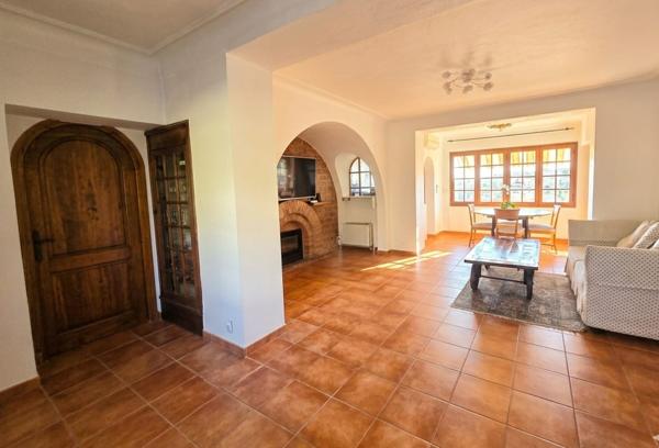 A VENDRE : VILLENEUVE LOUBET, maison de caractère et son jardin unique, vue mer.