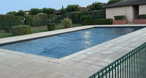 T3 rez-de-chaussée, 2 places de parking, piscine.