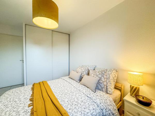 T3 rez-de-chaussée, 2 places de parking, piscine.