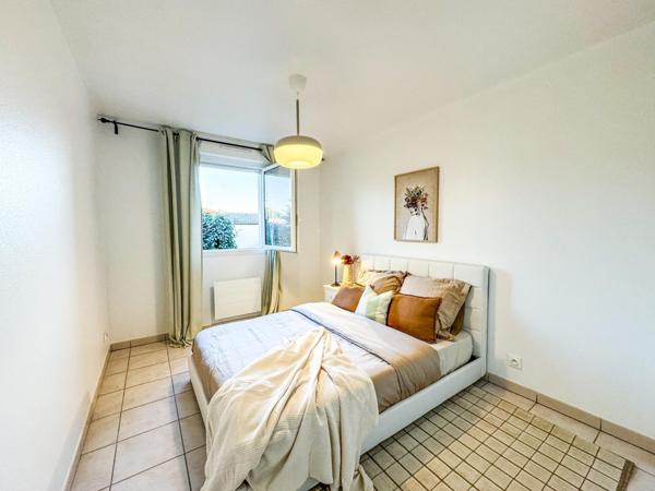 T3 rez-de-chaussée, 2 places de parking, piscine.