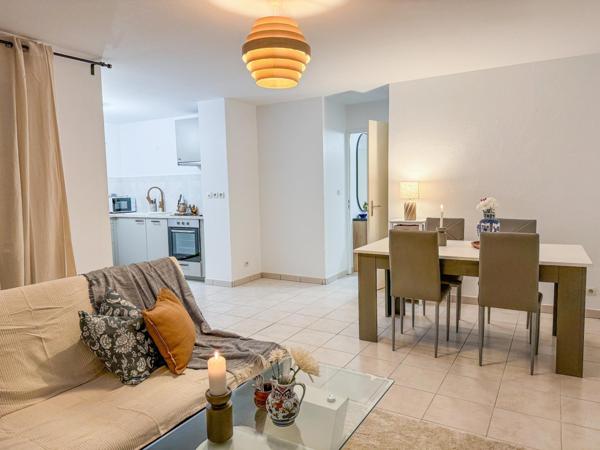 T3 rez-de-chaussée, 2 places de parking, piscine.