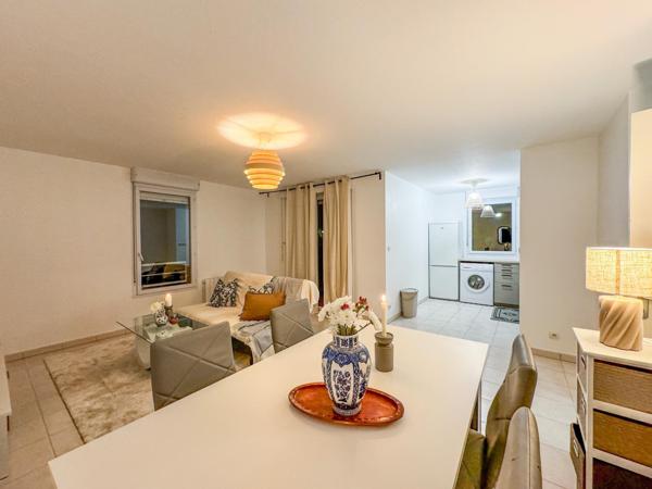 T3 rez-de-chaussée, 2 places de parking, piscine.