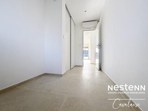 Appartement spacieux et astucieusement rénové de 5 pièces au Lavandou avec vue mer et proximité des plages et des commerces