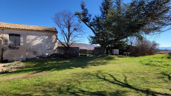 Ferme pleine de charme à rénover en Haute Provence