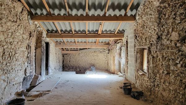 Ferme pleine de charme à rénover en Haute Provence