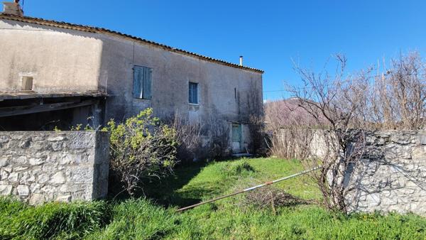 Ferme pleine de charme à rénover en Haute Provence