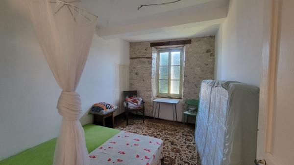 Ferme pleine de charme à rénover en Haute Provence