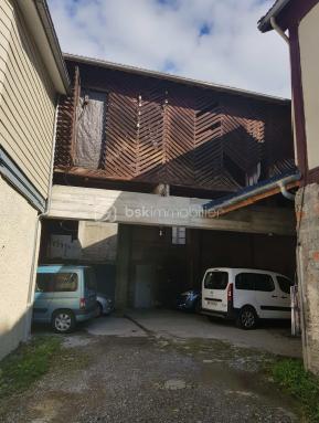 À vendre cœur de ville de Pau, Proche des halles, projet avec permis de construire validé pour la création de 2 logements T3 en duplex au sein d’un bâtiment existant à rénover.

Le projet prévoit la réalisation de deux appartements lumineux d’environ 57 m² chacun, comprenant :

• Une belle pièce de vie avec séjour / cuisine ouverte
• 2 chambres
• Salle d’eau
• WC séparés
• Balcons extérieurs
• Caves privatives
• Stationnements

Le bâtiment est situé en fond d’impasse dans un environnement résidentiel calme, tout en bénéficiant d’un emplacement recherché en centre-ville de Pau, proche des commerces, transports et commodités.

Permis de construire validé pour :
✔ Création de 2 logements duplex
✔ Rénovation du bâtiment existant
✔ Création d’espaces parking et caves
✔ Toiture et façades rénovées

Surfaces :

* Lot A001 : 57,56 m²
* Lot A002 : 56,80 m²

Idéal pour :
• Investisseur locatif
• Marchand de biens
• Projet de résidence principale + investissement
• Déficit foncier / valorisation patrimoniale

Dossier complet et plans disponibles sur demande.

À découvrir rapidement !