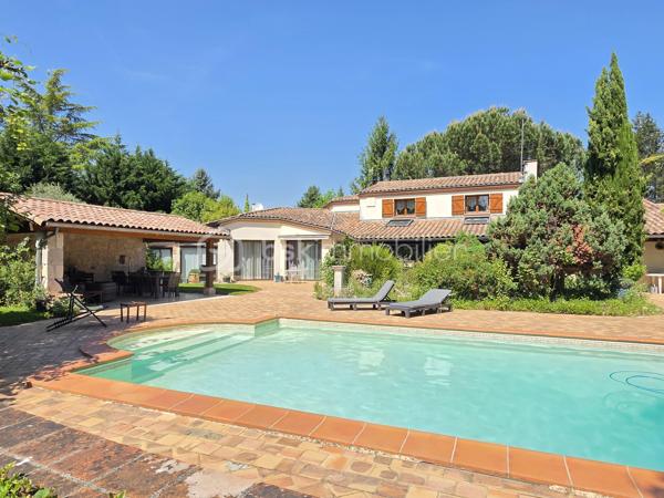 Située sur la commune prisée de Brax, à proximité immédiate du Passage d’Agen, cette belle maison familiale construite en 1994 développe 235 m² habitables sur une magnifique parcelle arborée d’environ 3 000 m².
Dès l’entrée, vous découvrirez un hall accueillant desservant un vaste espace de vie lumineux composé d’une cuisine conviviale ouverte sur 2 espaces séjours chaleureux avec une cheminée pour les moments en famille ou entre amis. 
Une buanderie/cellier attenant à la cuisine complète cet espace fonctionnel.
Le rez-de-chaussée propose également :
un WC indépendant,
une cave en sous-sol,
Une chambre pouvant faire office de bureau,
ainsi qu’un espace nuit comprenant une chambre, une salle de bain et un dressing.

À l’étage, un dégagement dessert :
une agréable mezzanine,
3 chambres supplémentaires,
un WC indépendant,
et une seconde salle de bain.

Côté annexes, la propriété bénéficie d’un double garage ainsi que d’un abri voiture.
À l’extérieur, tout a été pensé pour profiter pleinement des beaux jours : une superbe piscine au chlore de 11 x 5 mètres avec volet immergé, accompagnée de son pool house, offre un cadre de vie privilégié et intimiste.
1 wc exterieur.

Les prestations techniques viennent compléter le confort de cette maison :
Chauffage et production d’eau chaude au gaz de ville,
Cheminée
Huisseries double vitrage,
Volets bois,
Fibre optique,
Arrosage automatique,
Interphone et vidéophone,
Puits,
Assainissement tout-à-l’égout.
Taxe foncière : 2 783 €.
Une maison spacieuse et lumineuse, idéale pour une grande famille recherchant calme, confort et proximité des commodités.