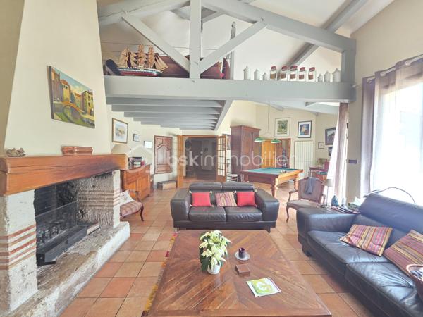 Située sur la commune prisée de Brax, à proximité immédiate du Passage d’Agen, cette belle maison familiale construite en 1994 développe 235 m² habitables sur une magnifique parcelle arborée d’environ 3 000 m².
Dès l’entrée, vous découvrirez un hall accueillant desservant un vaste espace de vie lumineux composé d’une cuisine conviviale ouverte sur 2 espaces séjours chaleureux avec une cheminée pour les moments en famille ou entre amis. 
Une buanderie/cellier attenant à la cuisine complète cet espace fonctionnel.
Le rez-de-chaussée propose également :
un WC indépendant,
une cave en sous-sol,
Une chambre pouvant faire office de bureau,
ainsi qu’un espace nuit comprenant une chambre, une salle de bain et un dressing.

À l’étage, un dégagement dessert :
une agréable mezzanine,
3 chambres supplémentaires,
un WC indépendant,
et une seconde salle de bain.

Côté annexes, la propriété bénéficie d’un double garage ainsi que d’un abri voiture.
À l’extérieur, tout a été pensé pour profiter pleinement des beaux jours : une superbe piscine au chlore de 11 x 5 mètres avec volet immergé, accompagnée de son pool house, offre un cadre de vie privilégié et intimiste.
1 wc exterieur.

Les prestations techniques viennent compléter le confort de cette maison :
Chauffage et production d’eau chaude au gaz de ville,
Cheminée
Huisseries double vitrage,
Volets bois,
Fibre optique,
Arrosage automatique,
Interphone et vidéophone,
Puits,
Assainissement tout-à-l’égout.
Taxe foncière : 2 783 €.
Une maison spacieuse et lumineuse, idéale pour une grande famille recherchant calme, confort et proximité des commodités.