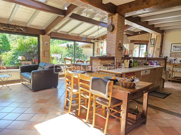 Située sur la commune prisée de Brax, à proximité immédiate du Passage d’Agen, cette belle maison familiale construite en 1994 développe 235 m² habitables sur une magnifique parcelle arborée d’environ 3 000 m².
Dès l’entrée, vous découvrirez un hall accueillant desservant un vaste espace de vie lumineux composé d’une cuisine conviviale ouverte sur 2 espaces séjours chaleureux avec une cheminée pour les moments en famille ou entre amis. 
Une buanderie/cellier attenant à la cuisine complète cet espace fonctionnel.
Le rez-de-chaussée propose également :
un WC indépendant,
une cave en sous-sol,
Une chambre pouvant faire office de bureau,
ainsi qu’un espace nuit comprenant une chambre, une salle de bain et un dressing.

À l’étage, un dégagement dessert :
une agréable mezzanine,
3 chambres supplémentaires,
un WC indépendant,
et une seconde salle de bain.

Côté annexes, la propriété bénéficie d’un double garage ainsi que d’un abri voiture.
À l’extérieur, tout a été pensé pour profiter pleinement des beaux jours : une superbe piscine au chlore de 11 x 5 mètres avec volet immergé, accompagnée de son pool house, offre un cadre de vie privilégié et intimiste.
1 wc exterieur.

Les prestations techniques viennent compléter le confort de cette maison :
Chauffage et production d’eau chaude au gaz de ville,
Cheminée
Huisseries double vitrage,
Volets bois,
Fibre optique,
Arrosage automatique,
Interphone et vidéophone,
Puits,
Assainissement tout-à-l’égout.
Taxe foncière : 2 783 €.
Une maison spacieuse et lumineuse, idéale pour une grande famille recherchant calme, confort et proximité des commodités.