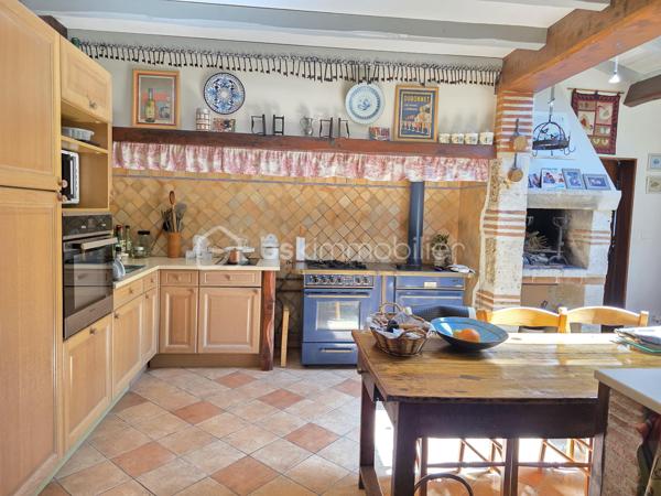 Située sur la commune prisée de Brax, à proximité immédiate du Passage d’Agen, cette belle maison familiale construite en 1994 développe 235 m² habitables sur une magnifique parcelle arborée d’environ 3 000 m².
Dès l’entrée, vous découvrirez un hall accueillant desservant un vaste espace de vie lumineux composé d’une cuisine conviviale ouverte sur 2 espaces séjours chaleureux avec une cheminée pour les moments en famille ou entre amis. 
Une buanderie/cellier attenant à la cuisine complète cet espace fonctionnel.
Le rez-de-chaussée propose également :
un WC indépendant,
une cave en sous-sol,
Une chambre pouvant faire office de bureau,
ainsi qu’un espace nuit comprenant une chambre, une salle de bain et un dressing.

À l’étage, un dégagement dessert :
une agréable mezzanine,
3 chambres supplémentaires,
un WC indépendant,
et une seconde salle de bain.

Côté annexes, la propriété bénéficie d’un double garage ainsi que d’un abri voiture.
À l’extérieur, tout a été pensé pour profiter pleinement des beaux jours : une superbe piscine au chlore de 11 x 5 mètres avec volet immergé, accompagnée de son pool house, offre un cadre de vie privilégié et intimiste.
1 wc exterieur.

Les prestations techniques viennent compléter le confort de cette maison :
Chauffage et production d’eau chaude au gaz de ville,
Cheminée
Huisseries double vitrage,
Volets bois,
Fibre optique,
Arrosage automatique,
Interphone et vidéophone,
Puits,
Assainissement tout-à-l’égout.
Taxe foncière : 2 783 €.
Une maison spacieuse et lumineuse, idéale pour une grande famille recherchant calme, confort et proximité des commodités.