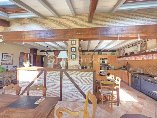 Située sur la commune prisée de Brax, à proximité immédiate du Passage d’Agen, cette belle maison familiale construite en 1994 développe 235 m² habitables sur une magnifique parcelle arborée d’environ 3 000 m².
Dès l’entrée, vous découvrirez un hall accueillant desservant un vaste espace de vie lumineux composé d’une cuisine conviviale ouverte sur 2 espaces séjours chaleureux avec une cheminée pour les moments en famille ou entre amis. 
Une buanderie/cellier attenant à la cuisine complète cet espace fonctionnel.
Le rez-de-chaussée propose également :
un WC indépendant,
une cave en sous-sol,
Une chambre pouvant faire office de bureau,
ainsi qu’un espace nuit comprenant une chambre, une salle de bain et un dressing.

À l’étage, un dégagement dessert :
une agréable mezzanine,
3 chambres supplémentaires,
un WC indépendant,
et une seconde salle de bain.

Côté annexes, la propriété bénéficie d’un double garage ainsi que d’un abri voiture.
À l’extérieur, tout a été pensé pour profiter pleinement des beaux jours : une superbe piscine au chlore de 11 x 5 mètres avec volet immergé, accompagnée de son pool house, offre un cadre de vie privilégié et intimiste.
1 wc exterieur.

Les prestations techniques viennent compléter le confort de cette maison :
Chauffage et production d’eau chaude au gaz de ville,
Cheminée
Huisseries double vitrage,
Volets bois,
Fibre optique,
Arrosage automatique,
Interphone et vidéophone,
Puits,
Assainissement tout-à-l’égout.
Taxe foncière : 2 783 €.
Une maison spacieuse et lumineuse, idéale pour une grande famille recherchant calme, confort et proximité des commodités.