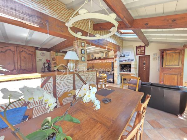 Située sur la commune prisée de Brax, à proximité immédiate du Passage d’Agen, cette belle maison familiale construite en 1994 développe 235 m² habitables sur une magnifique parcelle arborée d’environ 3 000 m².
Dès l’entrée, vous découvrirez un hall accueillant desservant un vaste espace de vie lumineux composé d’une cuisine conviviale ouverte sur 2 espaces séjours chaleureux avec une cheminée pour les moments en famille ou entre amis. 
Une buanderie/cellier attenant à la cuisine complète cet espace fonctionnel.
Le rez-de-chaussée propose également :
un WC indépendant,
une cave en sous-sol,
Une chambre pouvant faire office de bureau,
ainsi qu’un espace nuit comprenant une chambre, une salle de bain et un dressing.

À l’étage, un dégagement dessert :
une agréable mezzanine,
3 chambres supplémentaires,
un WC indépendant,
et une seconde salle de bain.

Côté annexes, la propriété bénéficie d’un double garage ainsi que d’un abri voiture.
À l’extérieur, tout a été pensé pour profiter pleinement des beaux jours : une superbe piscine au chlore de 11 x 5 mètres avec volet immergé, accompagnée de son pool house, offre un cadre de vie privilégié et intimiste.
1 wc exterieur.

Les prestations techniques viennent compléter le confort de cette maison :
Chauffage et production d’eau chaude au gaz de ville,
Cheminée
Huisseries double vitrage,
Volets bois,
Fibre optique,
Arrosage automatique,
Interphone et vidéophone,
Puits,
Assainissement tout-à-l’égout.
Taxe foncière : 2 783 €.
Une maison spacieuse et lumineuse, idéale pour une grande famille recherchant calme, confort et proximité des commodités.